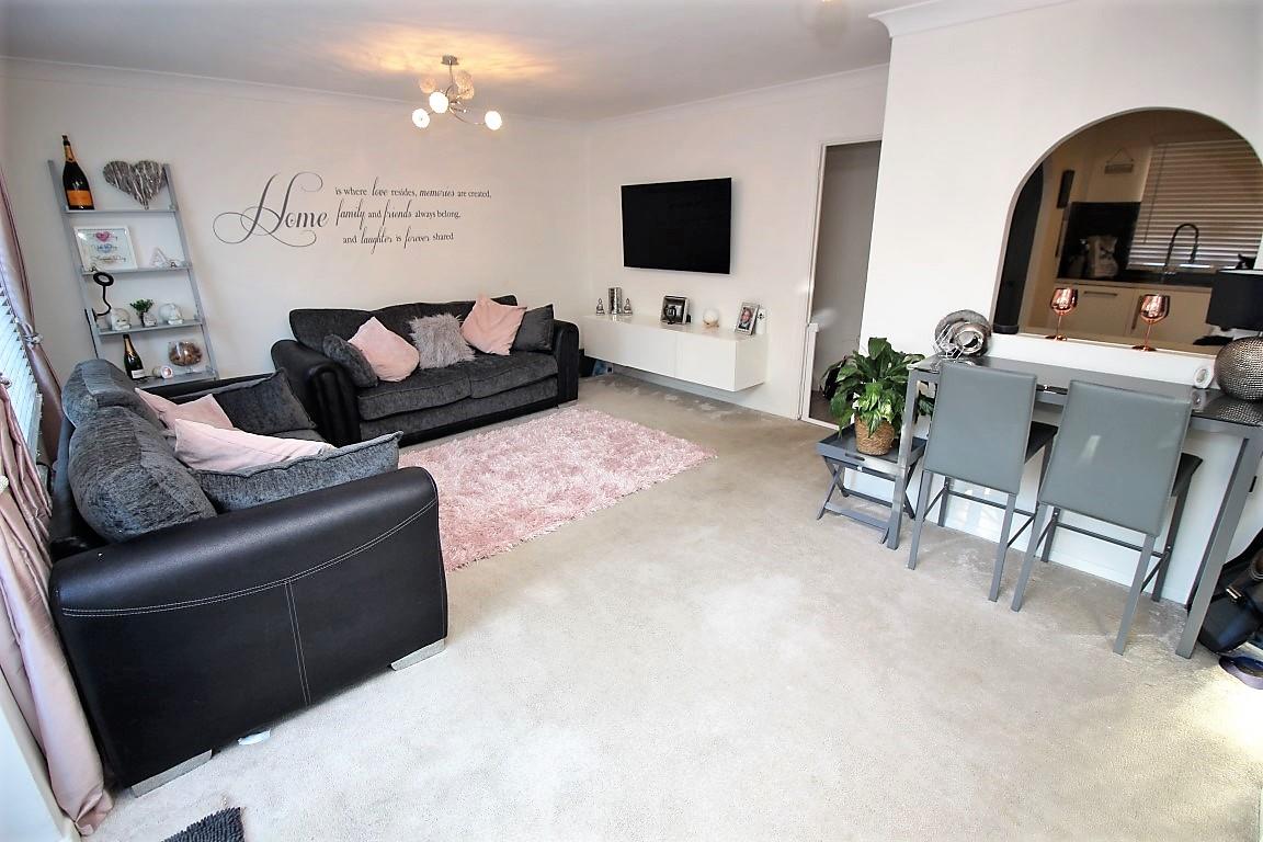 3 bed property in Dunstall Close, Reading
